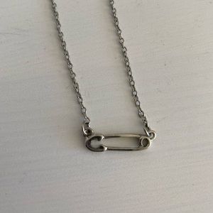 urban outfitters silver safety pin necklace
